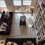 Ampio Loft Su Due Livelli Con Giardino *