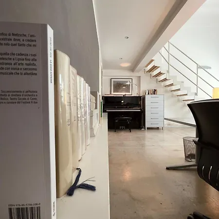 Ampio Loft Su Due Livelli Con Giardino Apartmán *