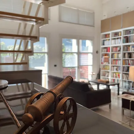 Ampio Loft Su Due Livelli Con Giardino Apartmán *